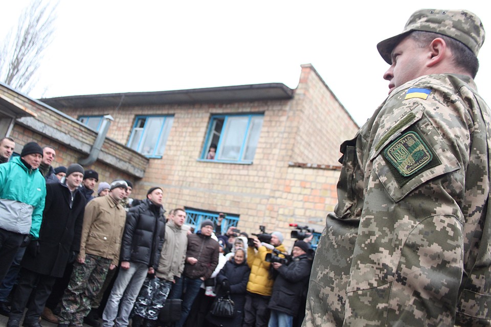 Киев больше не в силах скрывать это: целая армия уклонистов бегает по Украине от патрулей военкоматов